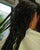 Cabelo molhado sendo separado em mechas durante a aplicação