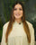 Modelo sorrindo com cabelo liso e mechas claras nas pontas